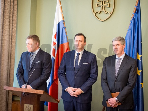 Zľava: Predseda vlády SR Robert Fico, predseda NR SR Andrej Danko a podpredseda NR SR Béla Bugár počas tlačovej konferencie na tému: Ciele koalície na rok 2017
