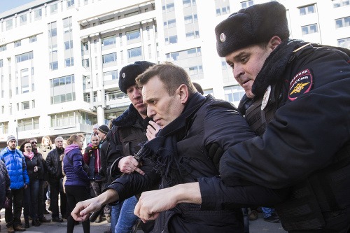 Polícia odvádza Alexeja Navaľného.