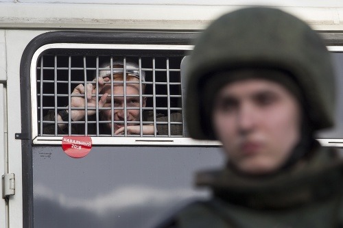 Počas demonštrácií v Rusku zadržali okolo 500 ľudí.