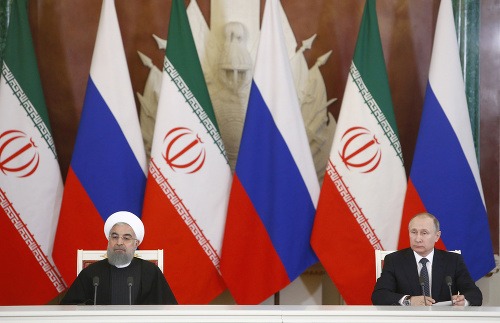 Ruský prezident Vladimir Putin (vpravo) a iránsky prezident Hasan Rúhání počas tlačovej konferencie po rokovaní  v moskovskom Kremli 28. marca 2017.