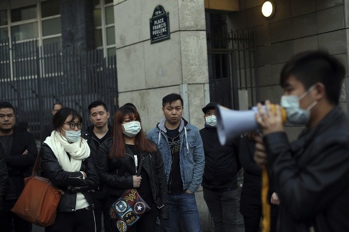 Čínski imigranti protestovali v Paríži potom, čo polícia zastrelila Číňana.