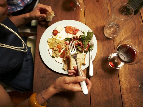 Pozor na to, čo máte večer na tanieri. Môže sa to prejaviť na váhe. 