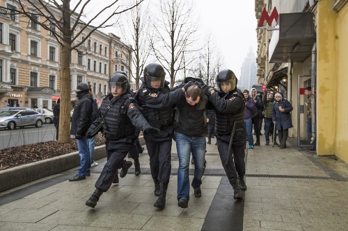 Počas nepovolených demonštrácií zatkli skoro 30 ľudí.