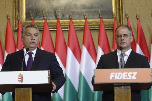Maďarský premiér Viktor Orbán (vľavo) a predseda parlamentnej frakcie maďarskej vládnej strany Fidesz Lajos Kósa.