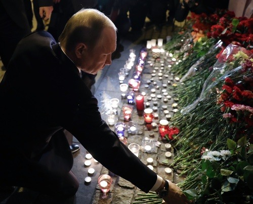 Putin si uctil pamiatku obetí útoku v Petrohrade.