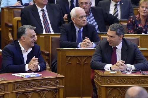 Maďarský premiér Viktor Orbán (vľavo) a minister riadiaci úrad vlády János Lázár (vpravo)