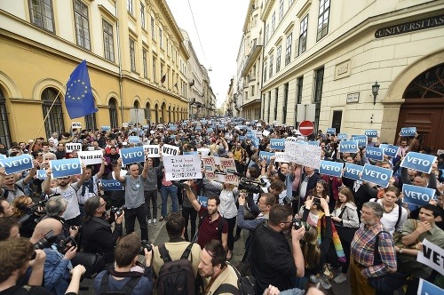 Demonštranti protestujú v uliciach Budapešti.