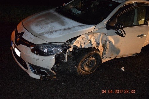 Opitý vodič narazil v utorok (4.4.) večer v Michalovciach na štyroch uliciach do štyroch vozidiel. 