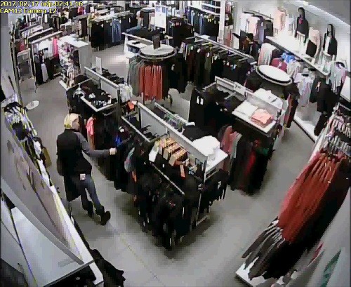 Neznáma páchateľka ukradla v predajni s oblečením veci v hodnote viac ako 900 eur.