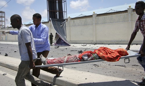 Životy najmenej siedmich ľudí a viacero zranených si dnes v somálskej metropole Mogadišo vyžiadal výbuch bombovej nálože nastraženej v aute.