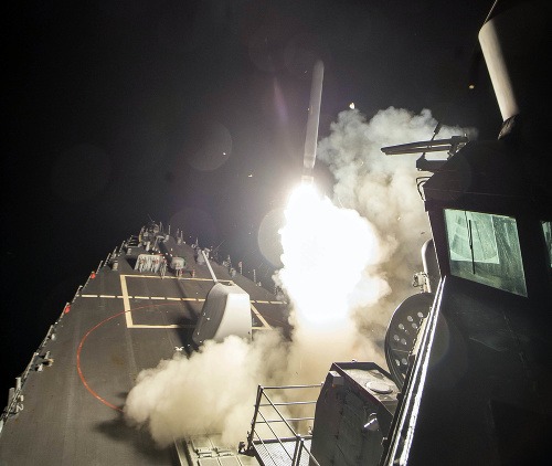 Spojené štáty odpálili vo štvrtok večer približne 60 riadených striel na leteckú základňu v Sýrii.