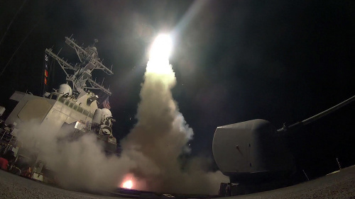 Američania v noci vypálili na sýrsku základňu desiatky rakiet.