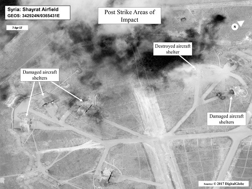 Satelitný záber na sýrsku základňu po americkom útoku.