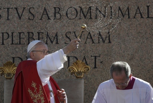 Pápež František posväcuje svätenou vodou počas celebrovania slávnostnej omše na Kvetnú nedeľu na námestí sv. Petra vo Vatikáne 9. apríla 2017.