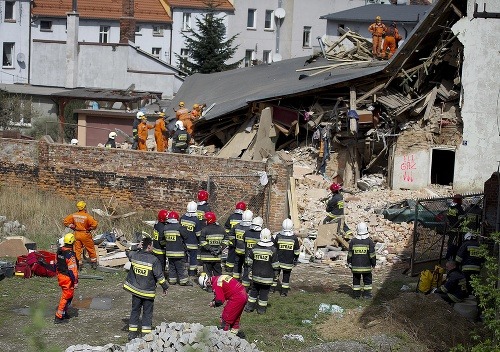 Pri zrútení domu zahynulo šesť ľudí.