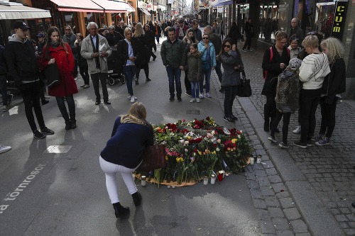 Na miesto tragédie prinášajú stovky ľudí sviečky a kvety.