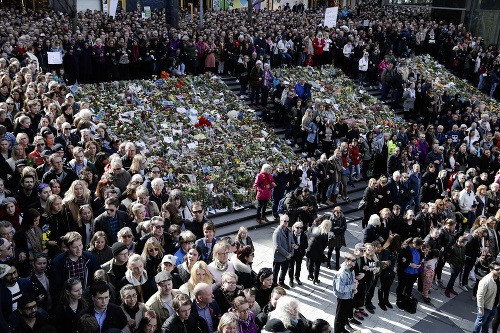 Pamiatku obetí útoku si uctili tisíce ľudí v centre Štokholmu.