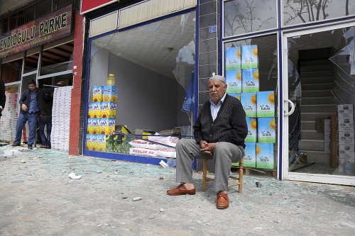 Majiteľ obchodu sedí neďaleko miesta, kde silný výbuch otriasol dielňou pri hlavnej policajnej stanici v uvedenom meste obývanom prevažne tureckými Kurdmi, v ktorej práve opravovali obrnené policajné vozidlo