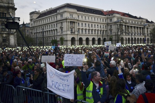 Demonštranti skandovali protivládne heslá pred sídlom Fideszu.