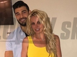 Britney Spears po boku mladého milenca priam žiari. 