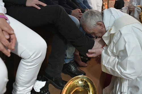Pápež František umýva nohy jednému z väzňov