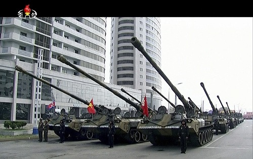 Severná Kórea oslavuje 105. výročie narodenia zakladateľa vojenskou prehliadkou
