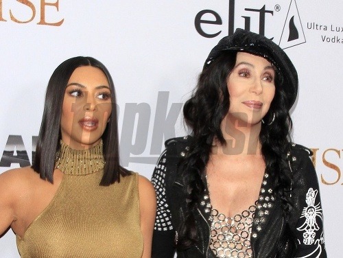 Kim Kardashian a Cher nevyzerajú na tejto momentke najlepšie...