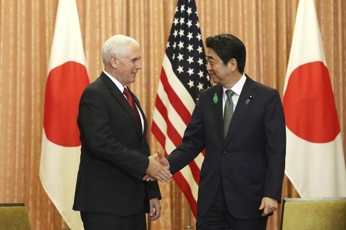 Mike Pence a Šinzó Abe