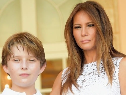 Najmladší Trumpov syn Barron má 12 rokov. Na fotografii s mamou Melaniou.