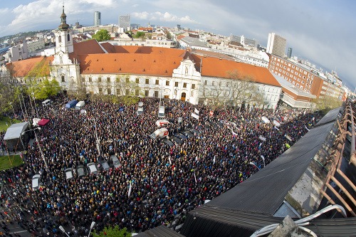 Ľudia na proteste v Bratislave zaplavili celé námestie.