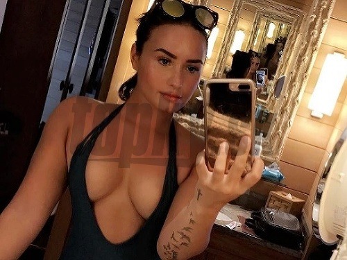 Demi Lovato vystavila na obdiv svoje prsia. 
