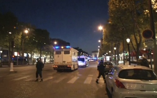 Streľba sa odohrala na bulvári Champs-Élysées v Paríži.