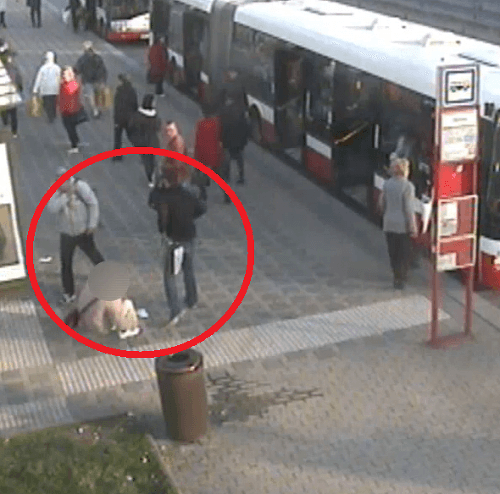 Surový útok na starčeka v Prahe