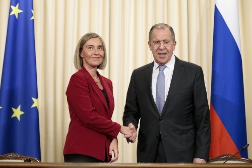 Šéfka EÚ pre zahraničnú politiku Federica Mogheriniová (vľavo) si podáva ruku s ruským ministrom zahraničných vecí Sergejom Lavrovom po spoločnej tlačovej konferencii v rámci ich stretnutia v Moskve