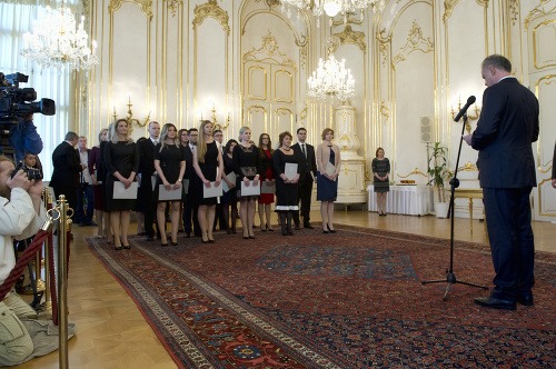 Na snímke vpravo prezident SR Andrej Kiska vymenoval 18 sudcov bez časového obmedzenia v Bratislave
