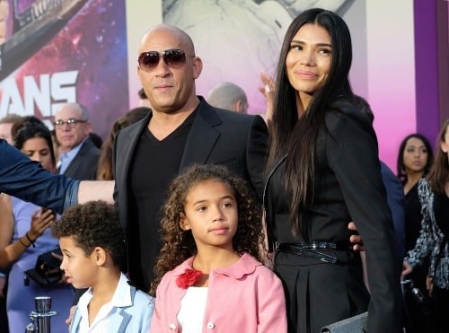 Vin Diesel s partnerkou a deťmi.