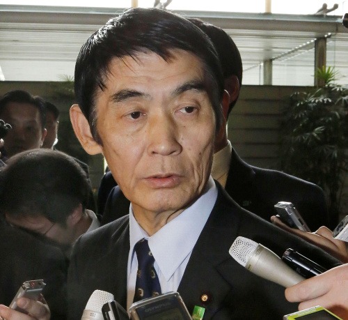 Japonský minister pre obnovu oblastí zasiahnutých katastrofami Masahiro Imamura poskytuje rozhovor novinárom po tom, čo odstúpil z funkcie v súvislosti s vyjadrením o udalostiach z marca 2011