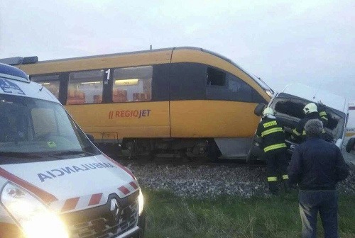 Na snímke osobný vlak spoločnosti RegioJet, ktorý sa zrazil s dodávkou