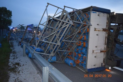 V skorých ranných hodinách na diaľnici D1 v úseku pri Piešťanoch sa prevrátil kamión.