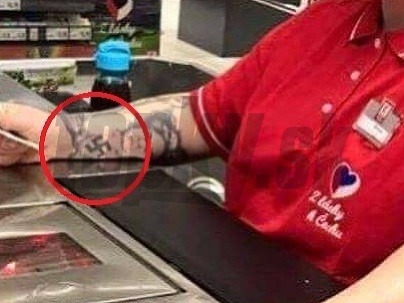 Tetovanie na predlaktí predavačky je poburujúce 