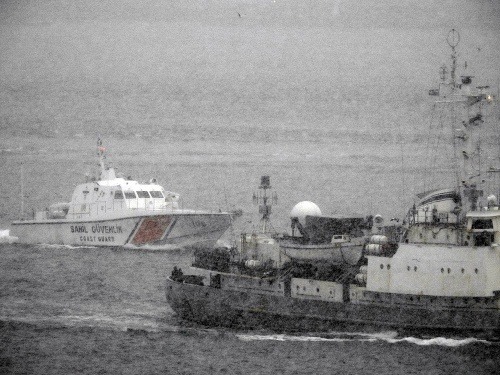 Ruská loď Liman (vpravo)