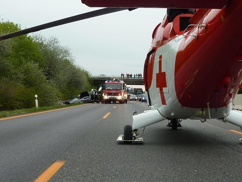 Pri nehode na D1 zasahoval aj záchranársky vrtuľník ATE