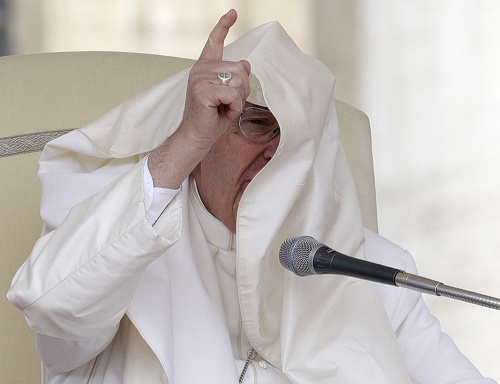 Vietor zavial plášť do tváre pápeža počas prejavu vo Vatikáne.