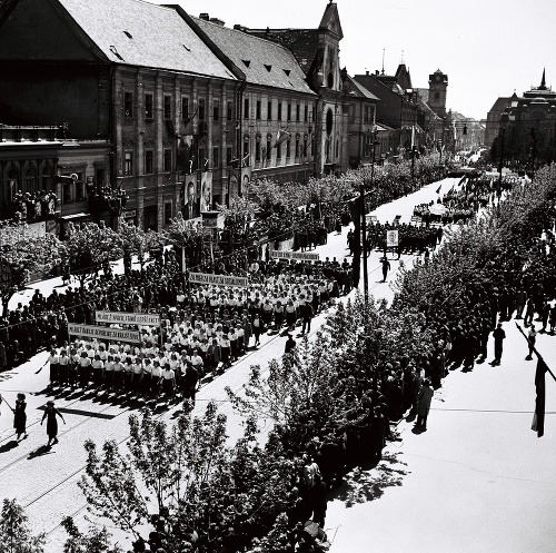 Na archívnej snímke oslavy 1. mája 1950 v Košiciach. 