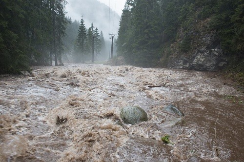 Demänovskou dolinou sa prehnala povodeň.