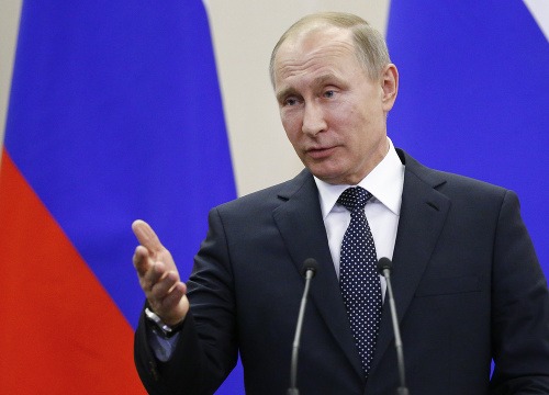 Vladimir Putin Macronovi zablahoželal k zvoleniu. 