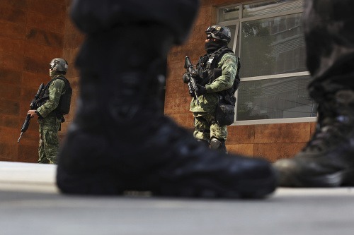 Mexická polícia pred domom jedného z mafiánskych bossov, Damasa Lopeza.