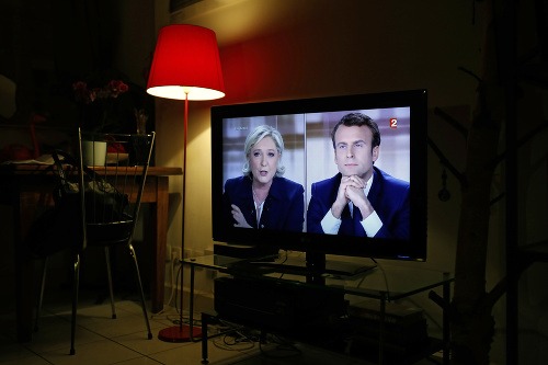 Emmanuel Macron a Marine Le Penová stále proti sebe v predvolebnej debate.