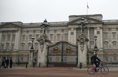Buckinghamský palác budú musieť opustiť členovia tímu Harryho a Meghan.