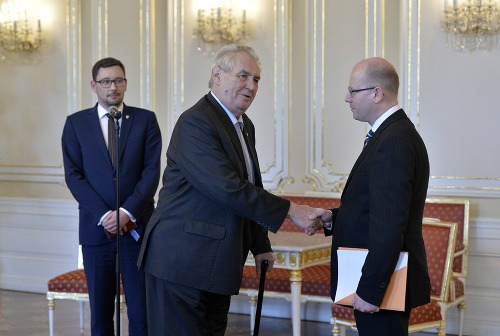 Prezidentská kancelária Miloša Zemana pripravila na hrade ceremoniál na odstúpenie premiéra. Sobotka nič také nemal v úmysle.